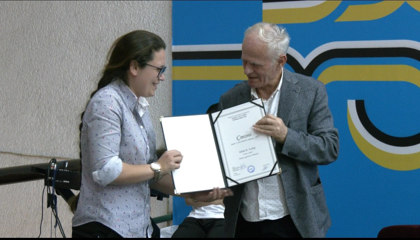 Jetlira Avdiaj, “Autorja e vitit” me “Toka e babës” në Panair