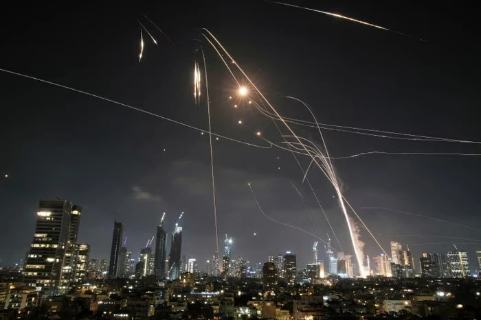 Irani lanson raketa të reja, Izraeli u thotë qytetarëve të qëndrojnë pranë strehimoreve