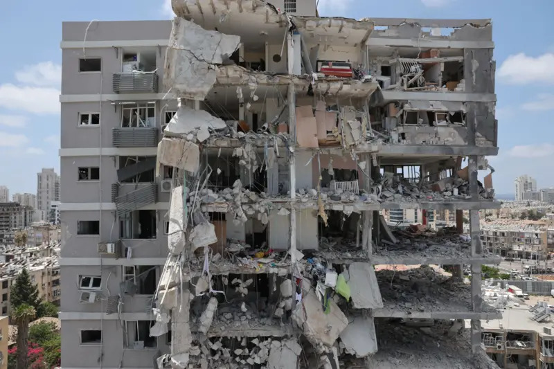 Izraelitët flasin për tronditje nga shkatërrimi, ndërsa iranianët përpiqen të largohen nga Teherani