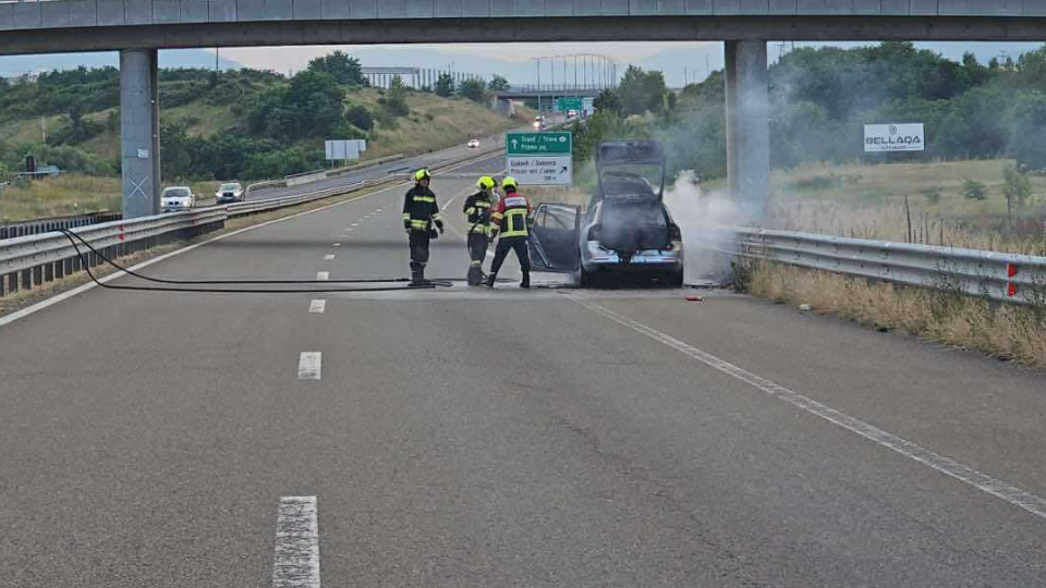 Vetura kaplohet nga tymi në autostradën “Ibrahim Rugova”