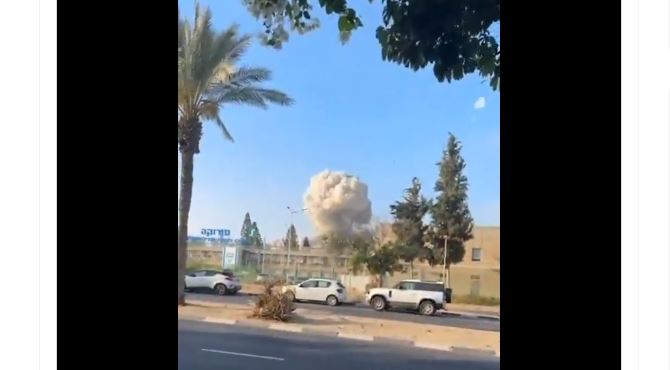 Momenti kur raketa balistike iraniane godet spitalin Soroka në Beersheba të Izraelit (Pamje)