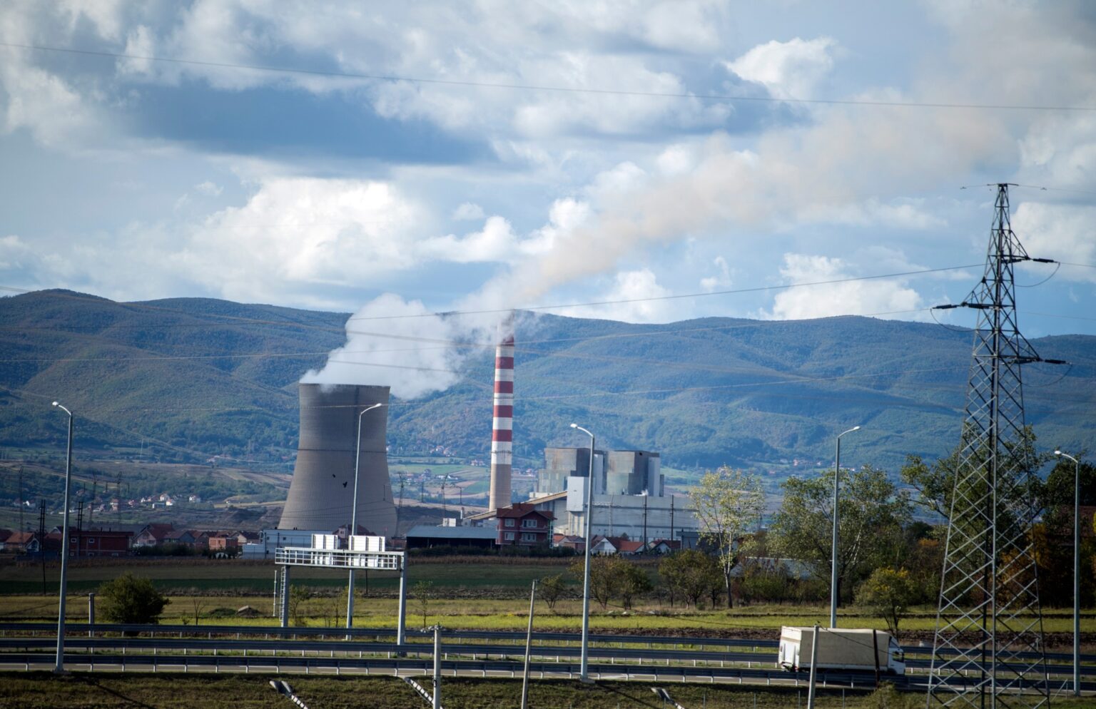 KEK-u provon të mohojë alarmin e KESCO-s për kolaps energjetik, ndërkohë njofton për një mal prishjesh në blloqe