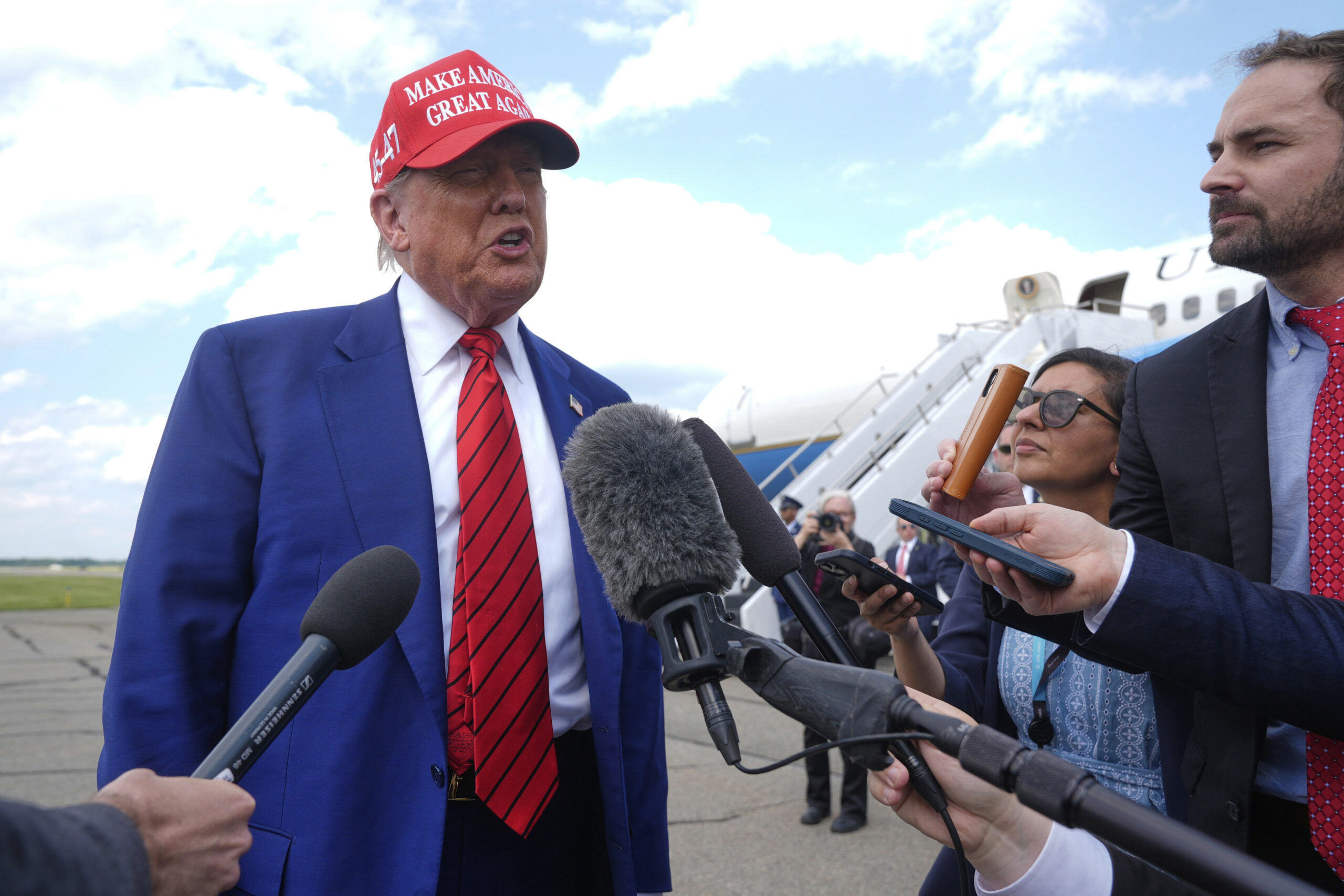 Trumpi demanton shefen e Inteligjencës Kombëtare rreth programit bërthamor të Iranit