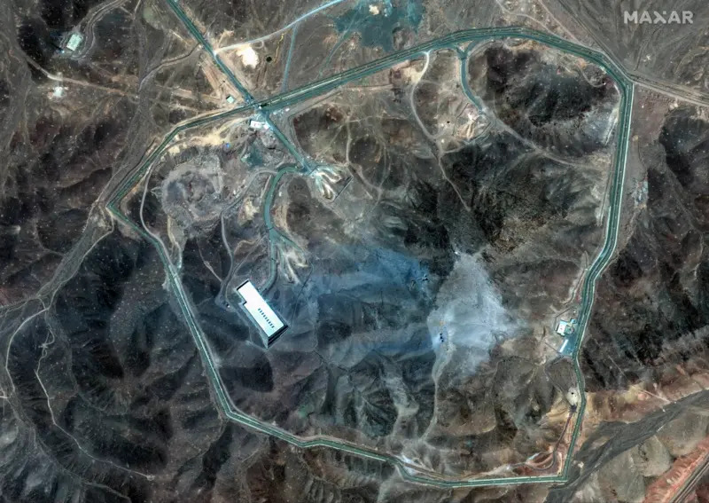 Pamjet satelitore: Pluhur e beton i copëtuar përreth objektit ku bombardoi SHBA në Iran