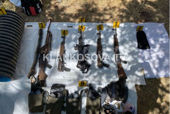 Kapet arsenal armësh në një shtallë në Vallaq të Zveçanit (FOTO)