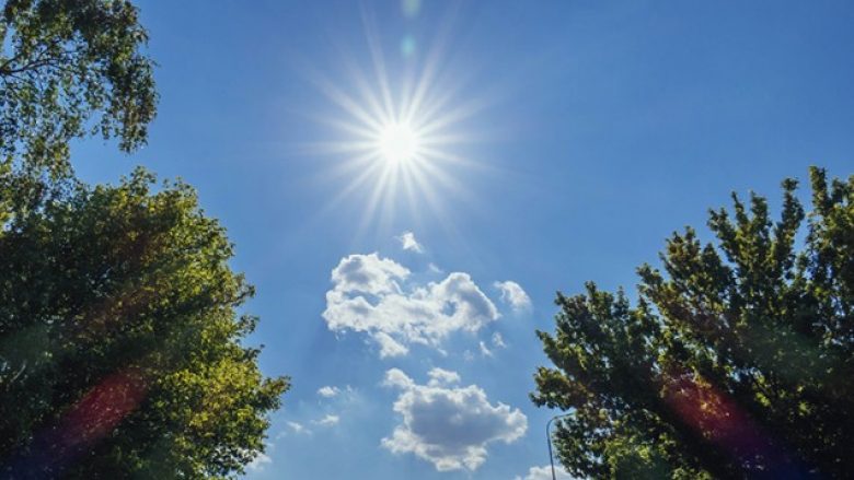 Moti javën e ardhshme, temperaturat deri në 35 gradë Celsius