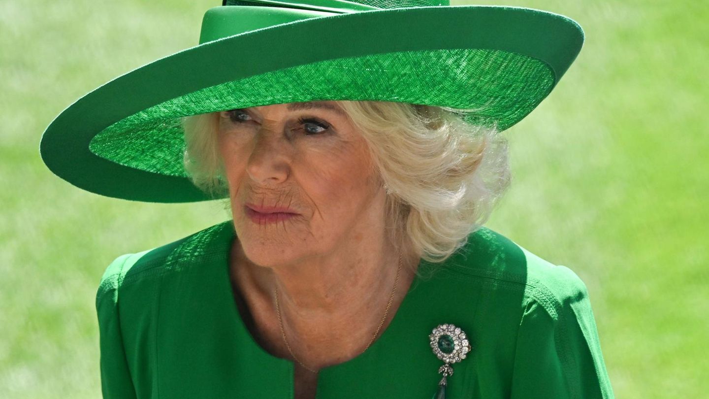 Mbretëresha Camilla në Royal Ascot: Tregimet magjepsëse pas karficave të saj