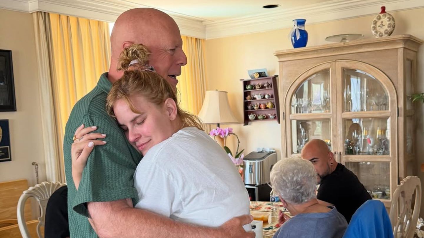 Bruce Willis + vajzat e tij: Tallulah Willis kurrë nuk dëshiron ta lëshojë babanë e saj të sëmurë