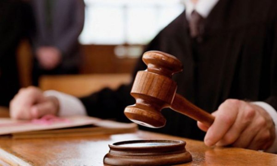 Prokuroria e Gjakovës ngre aktakuzë ndaj burrit që dyshohet për dhunë në familje, kërcënim me armë dhe posedim narkotikësh