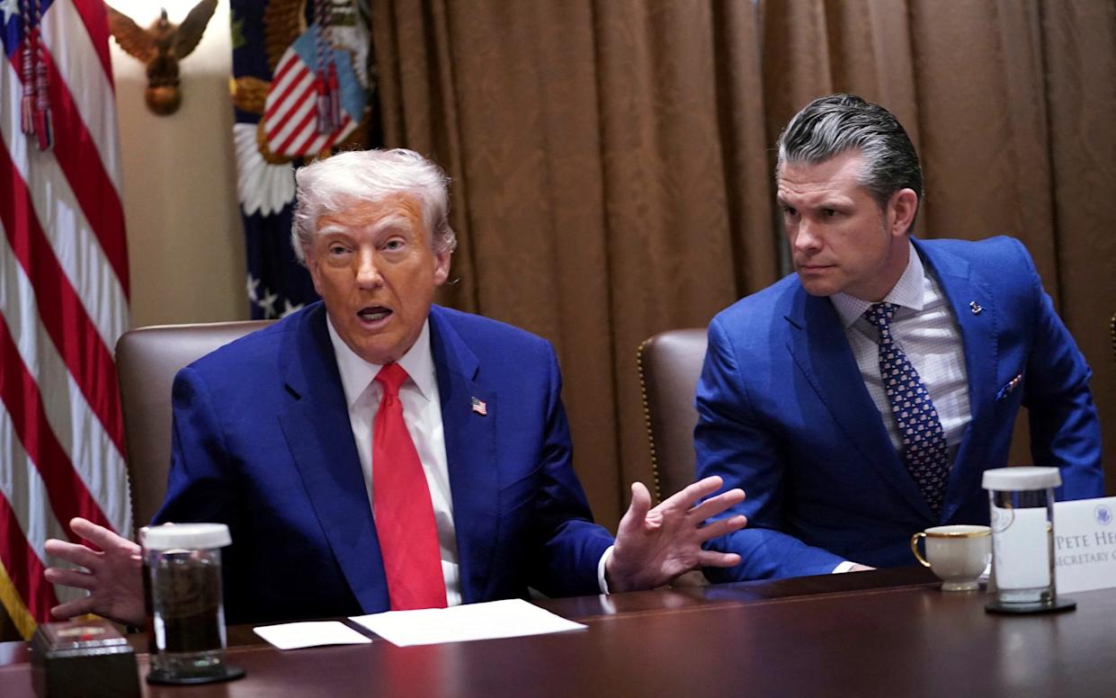 Trump, Hagseth e shefi ushtrisë mblidhen në “Dhomën e Situatave” pasi Irani nisi raketa ndaj bazave amerikane