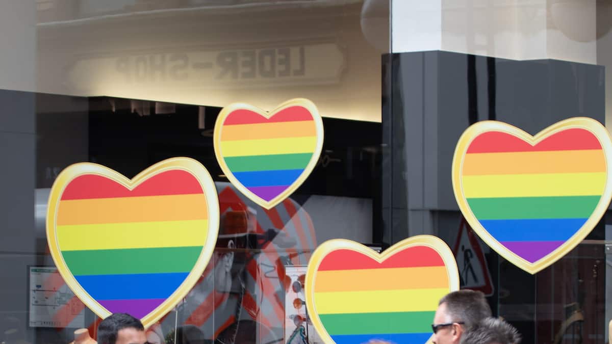Njohni larjen e rozë: Si kompanitë reklamojnë me krenari
