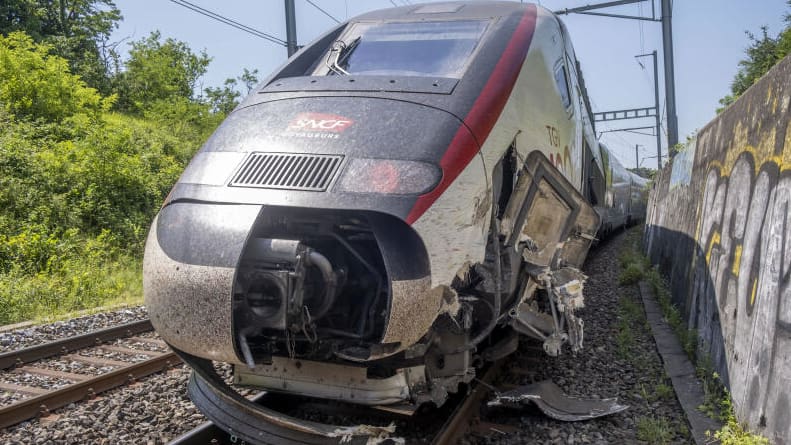 Shoferi i hedhur nga automjeti: TGV Rast në Gjenevë në një traktor