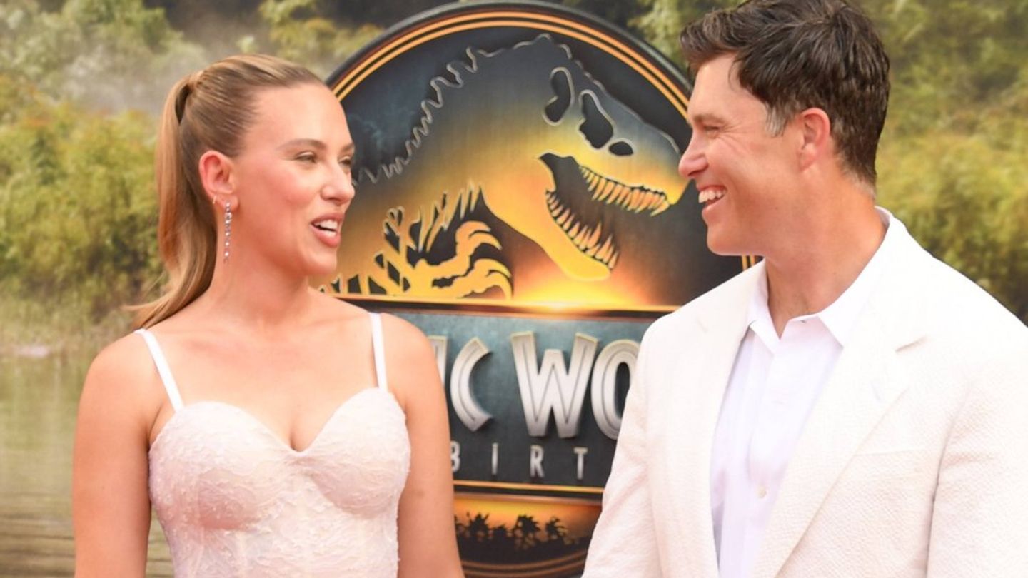 Scarlett Johansson dhe Colin Jost: Partner kërkojnë premierën “Jurassic World”
