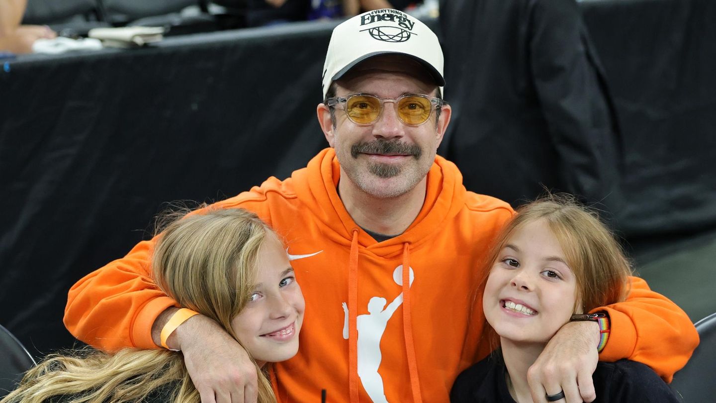 Në rreshtin e parë: Jason Sudeikis mezi pret basketbollin me djalin Otis dhe vajzën Daisy