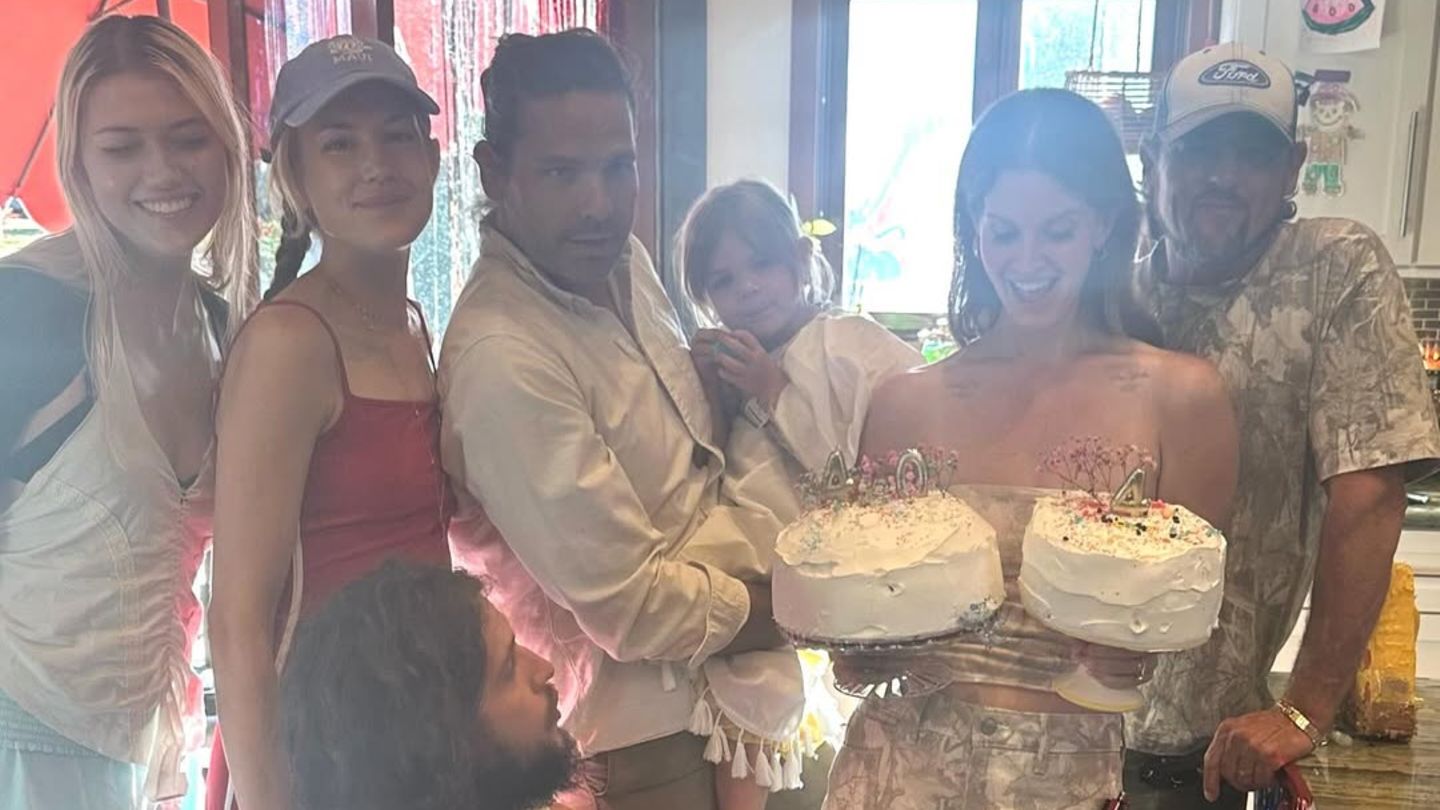 Yjet me tortë: Këngëtarja Lana Del Rey feston ditëlindjen e saj të 40 -të