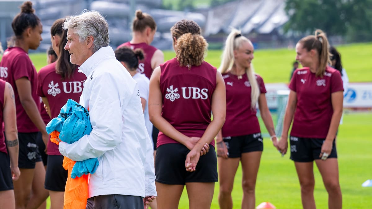 Pas kritikës së trainerit NATI: Ish-lojtari Dickenmann komenton mbi Sundage