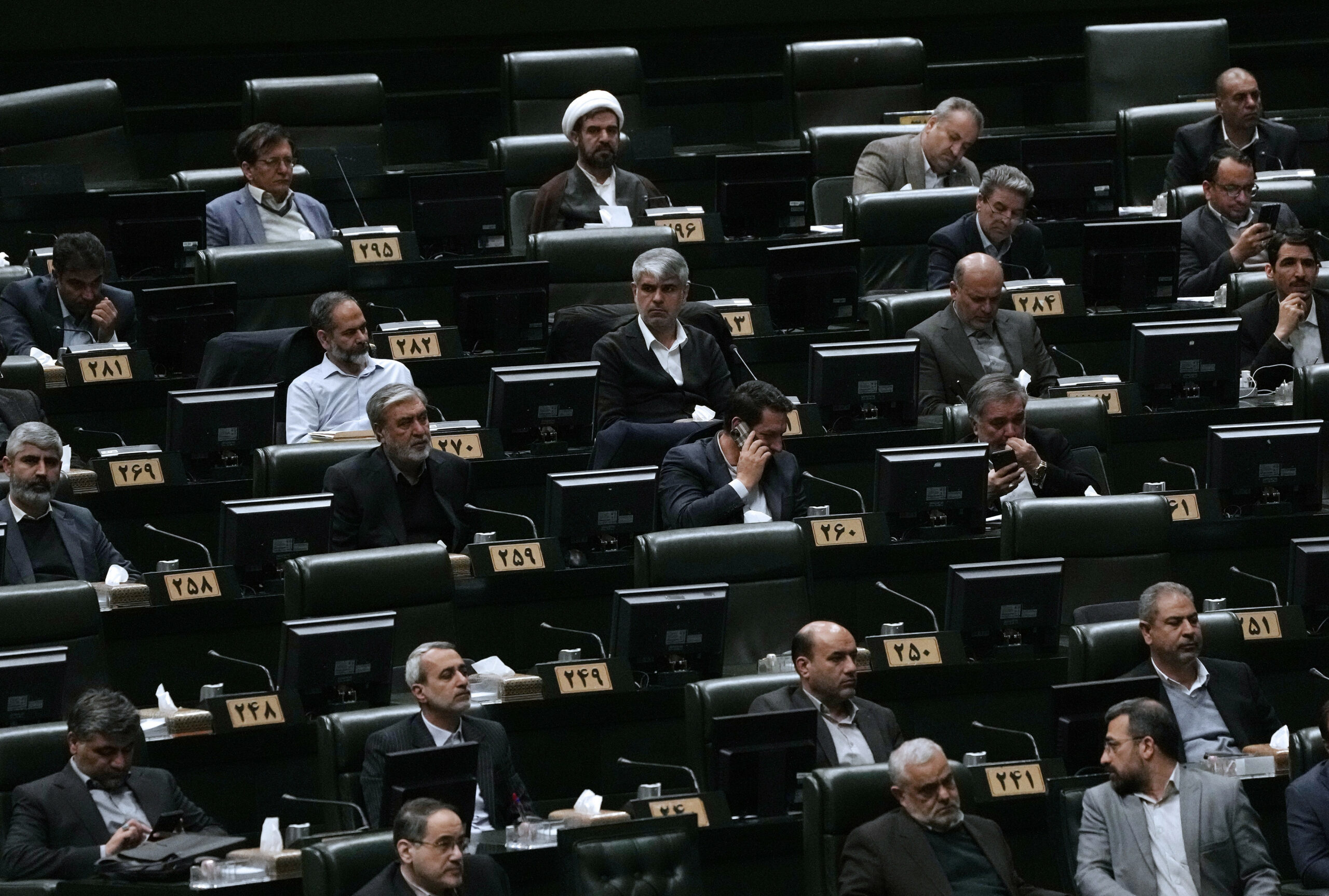Parlamenti iranian voton pezullimin e bashkëpunimit me mbikëqyrësin bërthamor të OKB-së