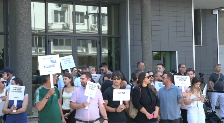“Deri kur”, “Marrëveshje politike” – organizatat e shoqërisë civile me aksion simbolik para Kuvendit kundërshtojnë bllokadën