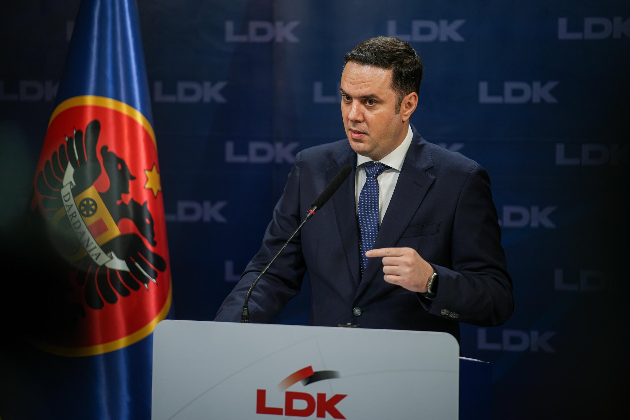 Abdixhiku thotë se Kurti po flet ‘‘pa fije inteligjence’’: Është jolegjitim e ka uzurpuar detyrën e kryeministrit