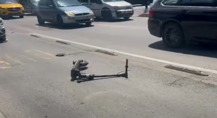 Tre të mitur me trotinetë përplasen nga vetura në Tiranë, dy në gjendje të rëndë