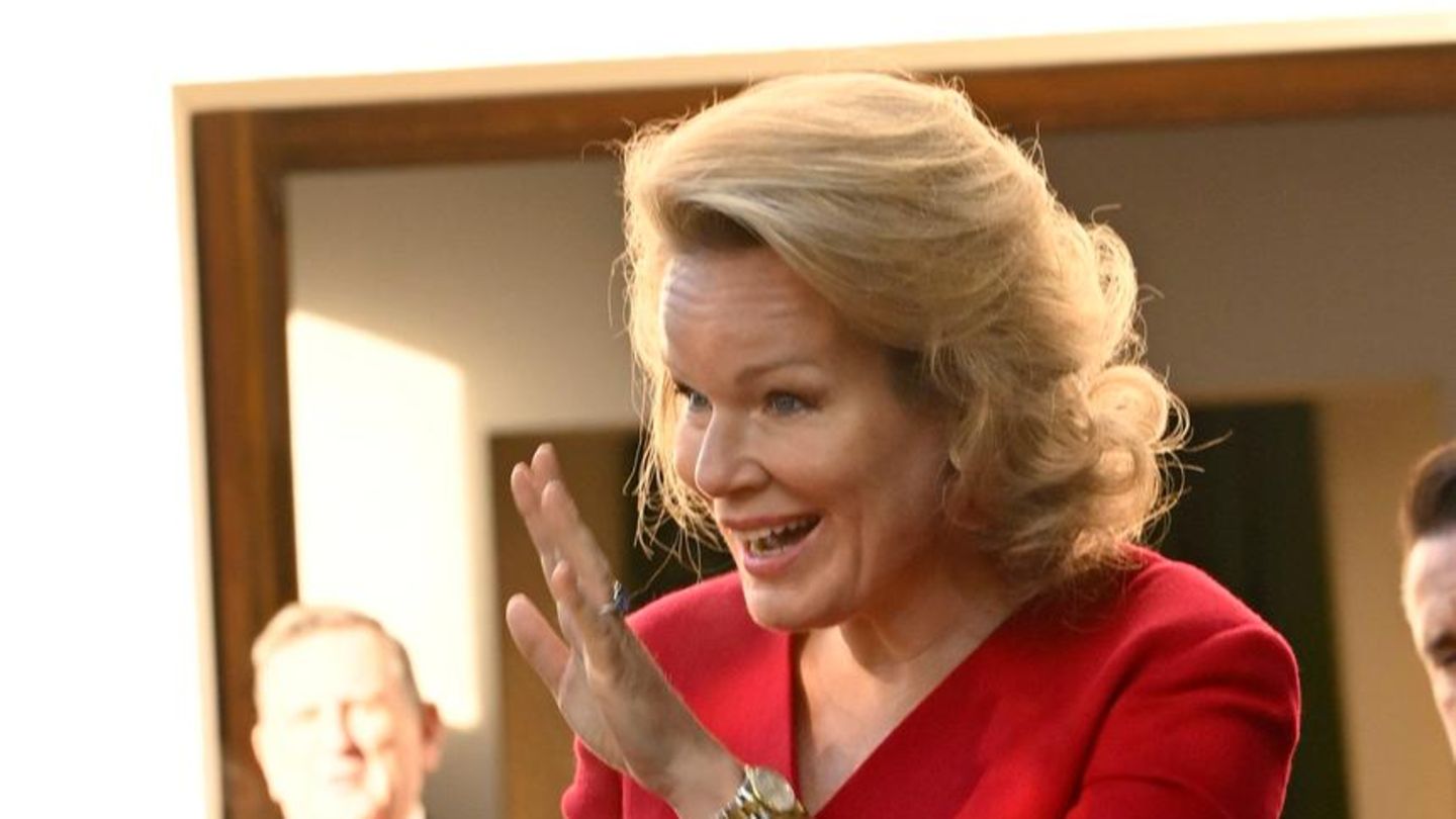 Pamja e modës Royale: Mbretëresha Mathilde kombinon dy ngjyra të energjisë aq interesante sa Mbretëresha Mathilde