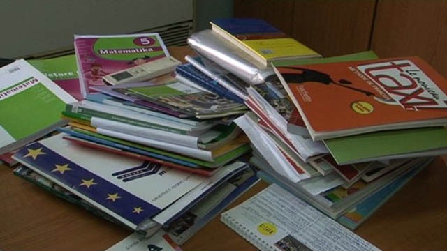 Afro 15 mijë euro për aplikues nga diaspora dhe afro dy mijë euro për ata që kishin braktisur shkollimit- Parregullsitë e MASHTI’t në subvencionimin e teksteve shkollore