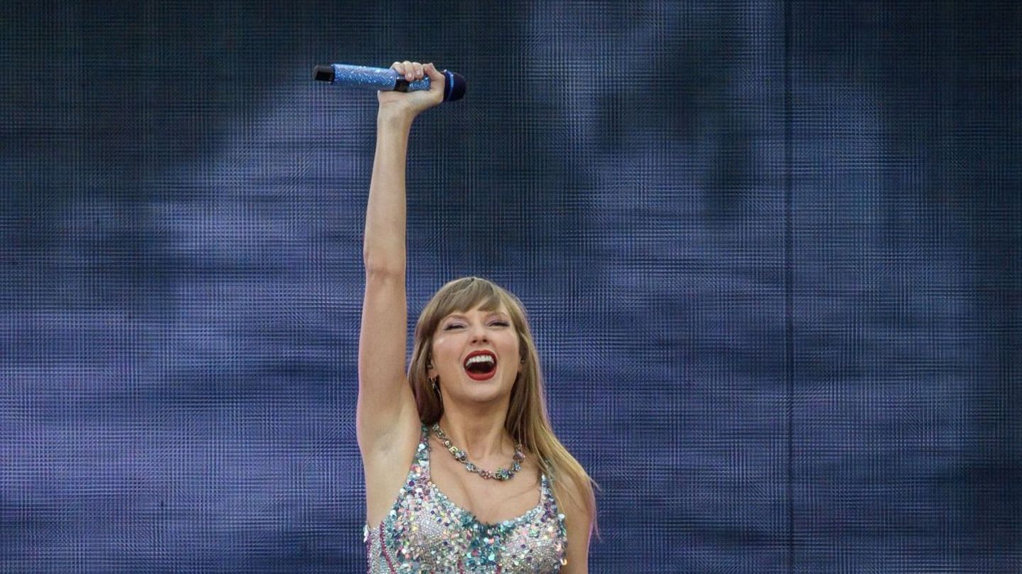 Taylor Swift përsëri në skenë: Ajo surprizon me një pamje spontane