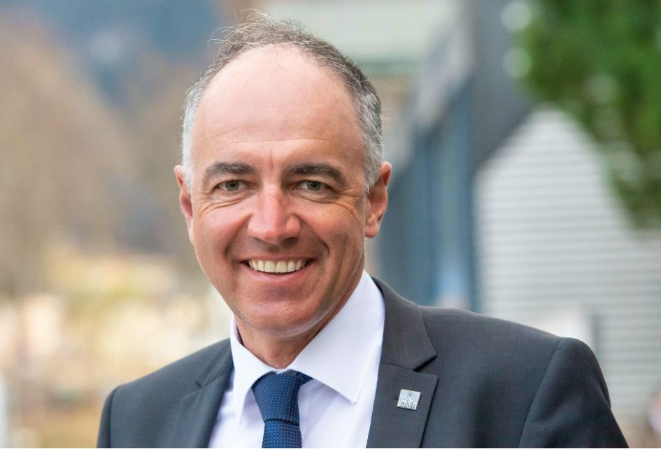 Valais ndalon telefonin në shkollë