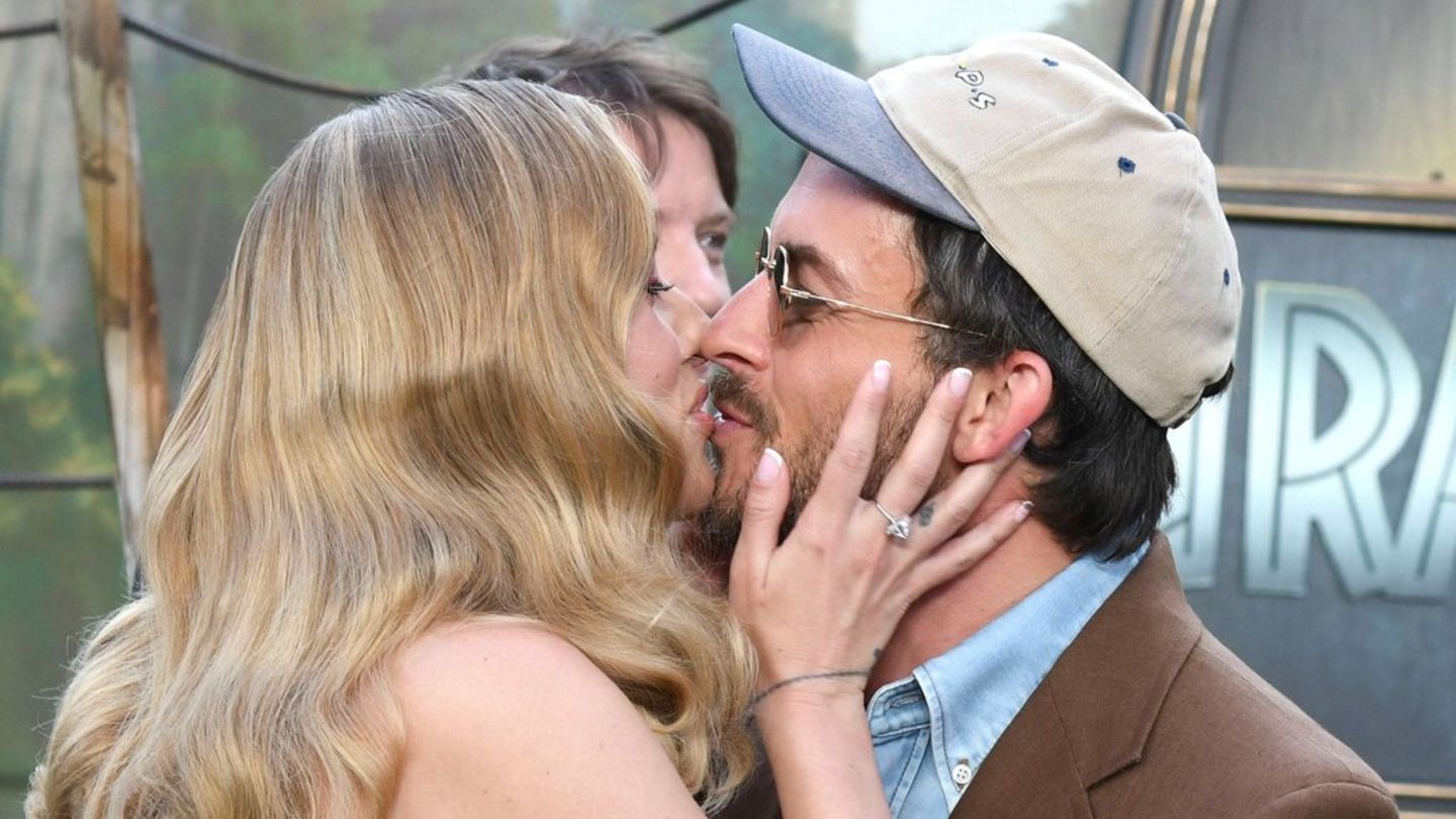 Kiss me bashkë-yllin Jonathan Bailey: Scarlett Johansson thotë se kjo