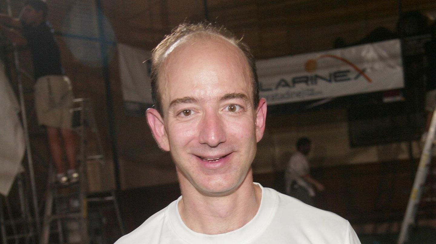 Jeff Bezos: Si Lauren Sánchez Amazon Bosi Jeff Bezos u shndërrua nga nerd në parti Pike