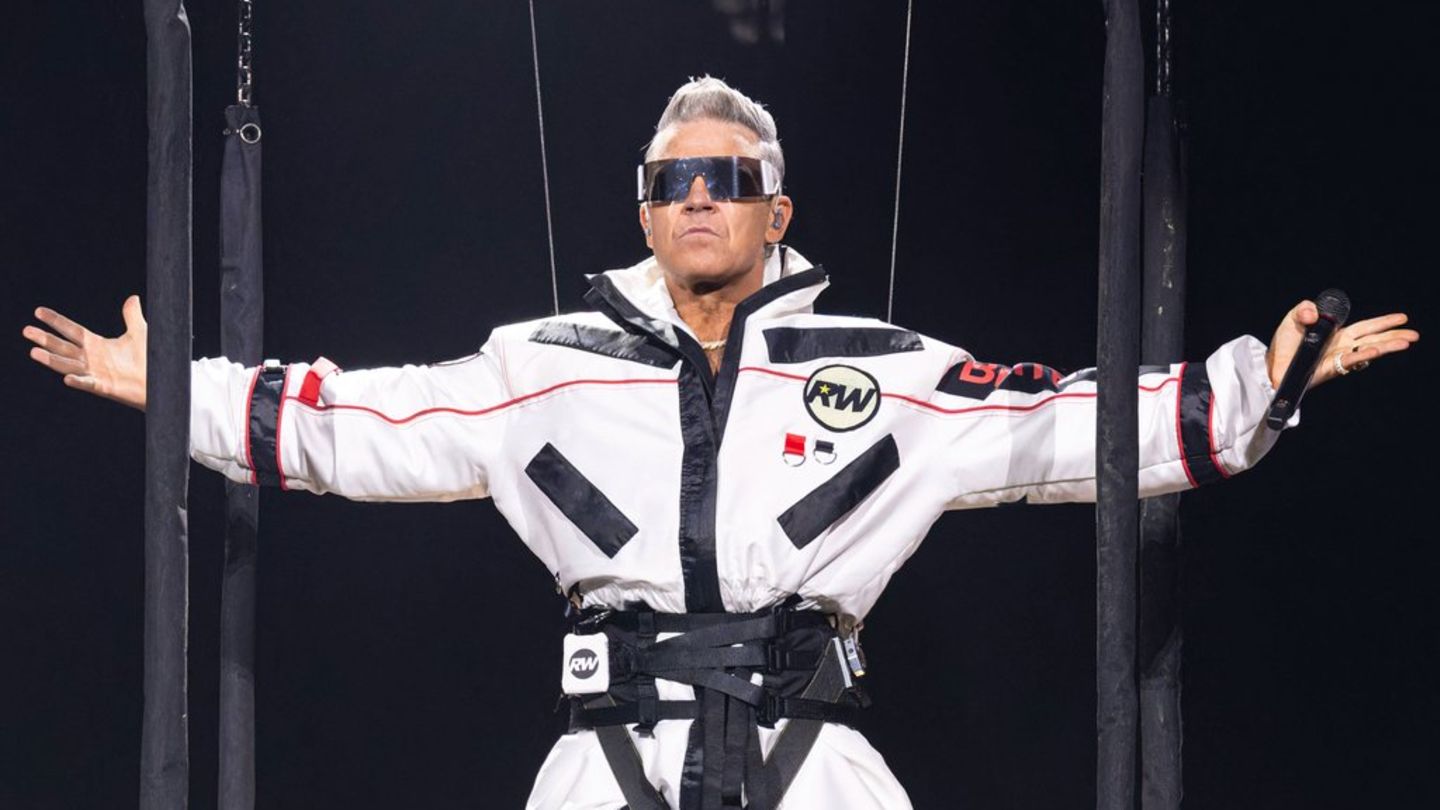 Robbie Williams on Tour në Gjermani: Popstar Rocks The Schalke Stadium