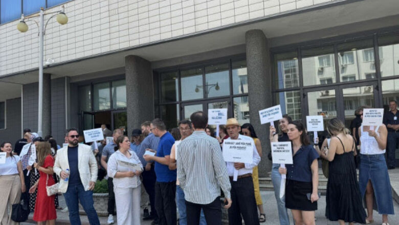 Shoqëria civile proteston sërish para Kuvendit