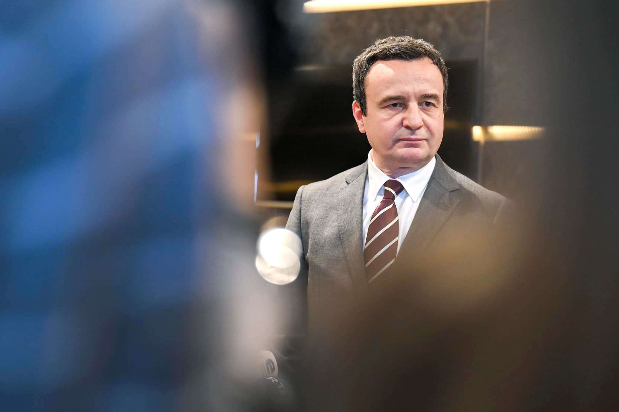 Kurti merr përgjegjësi pasi foli Gjykata, por VV dhe partitë s’pajtohen për asnjë pikë të aktgjykimit, çfarë pritet nga takimi i liderëve?