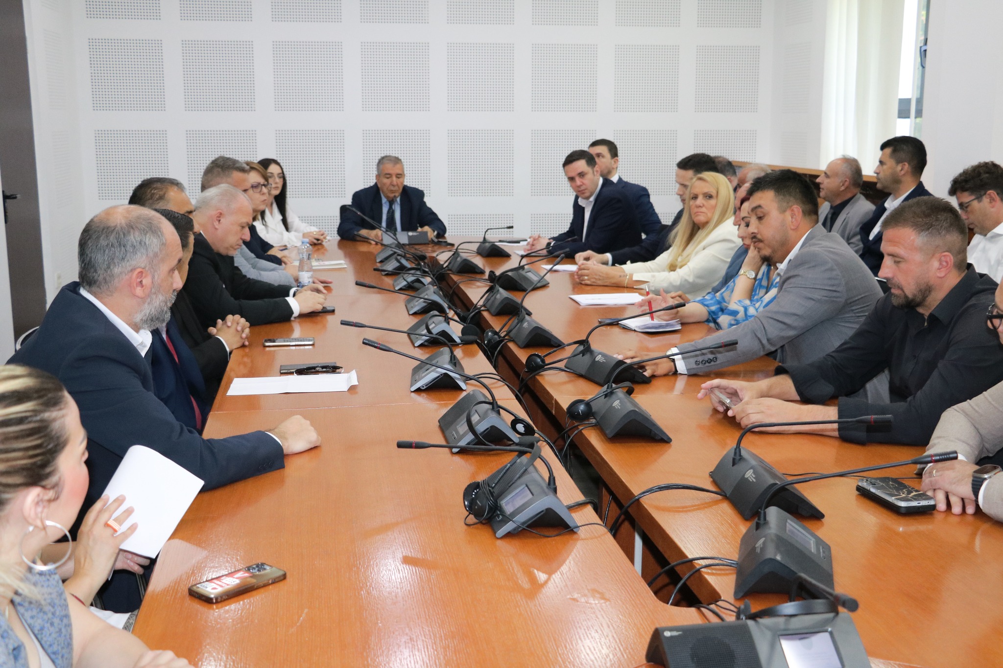 Kushtetuesja ia ndryshon rendin e ditës Kuvendit, partitë pajtohen për konsultime (VIDEO)