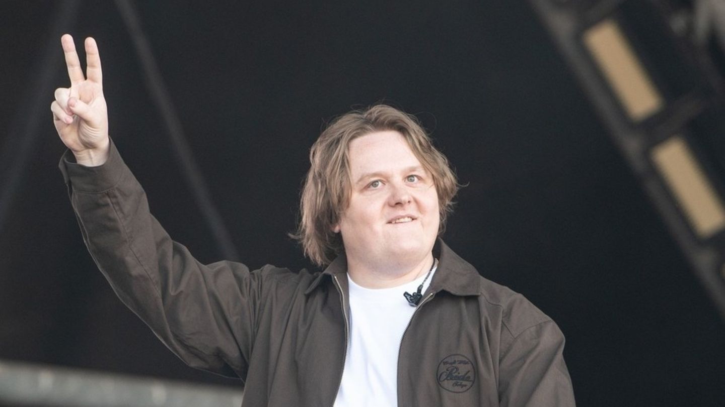 Lewis Capaldi me një beqar të ri: Paraqitja e kthimit të përlotur