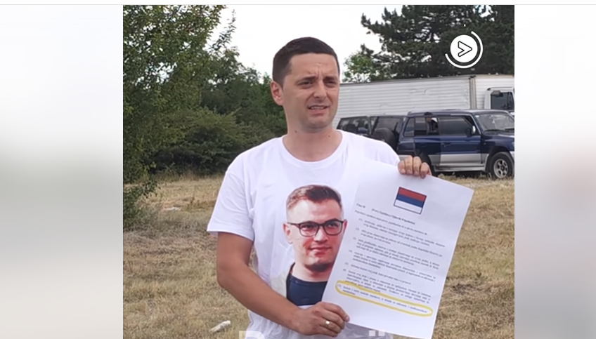Policia largon politikanin serb nga ‘Vidovdani’, Arsenijeviq nga arratia e shpërndan videon, thotë se “u arrestua” pse mbante foton e tij në bluzë