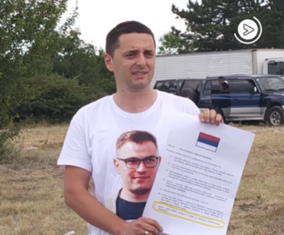 Mbante në bluzë foton e Arsenijeviqit, policia e largon nga “Vidovdani” politikanin serb