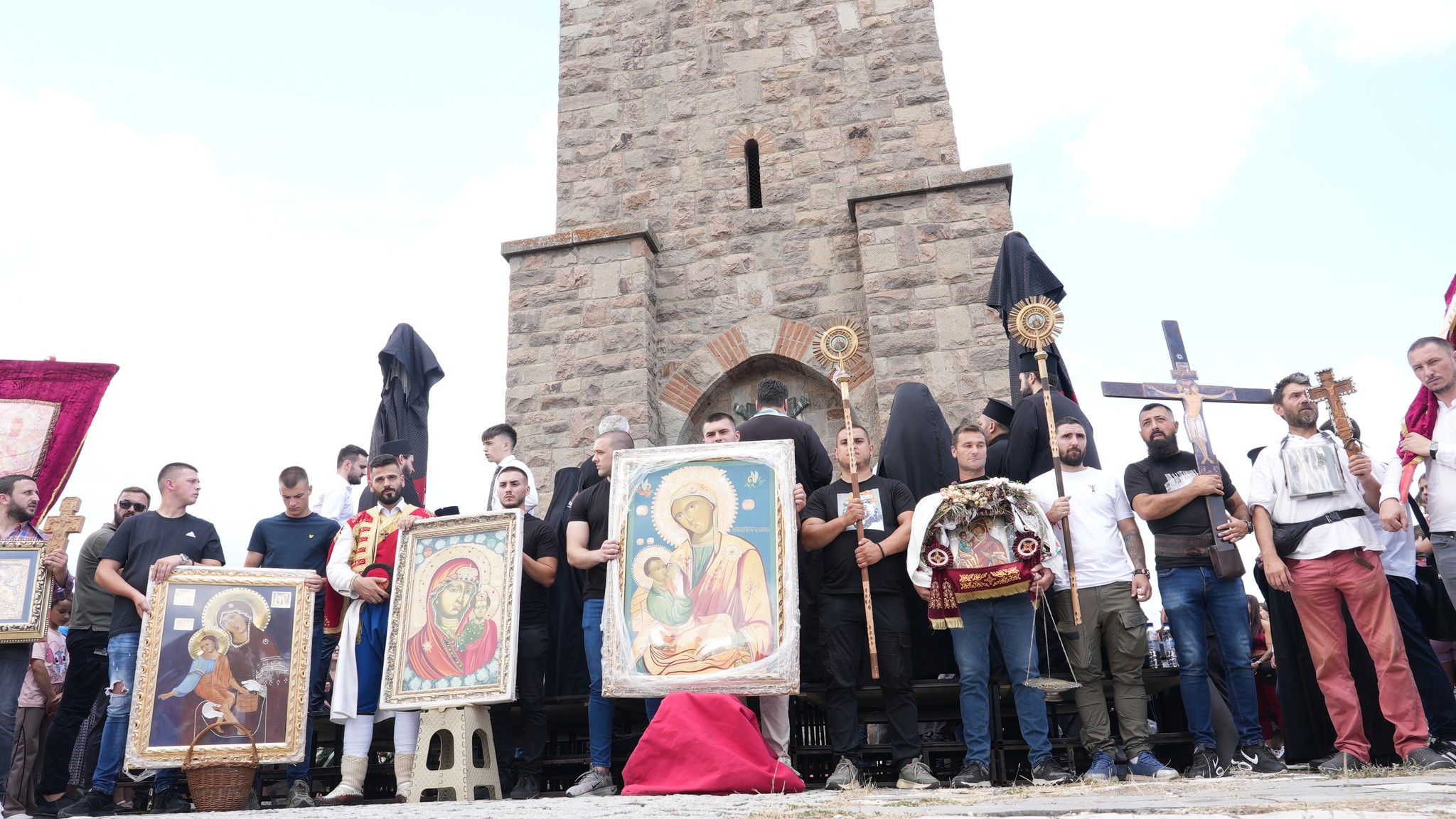 Vidovdani nëpërmjet fotografive, festimet në Gazimestan raportohet se kaluan pa incidente të mëdha
