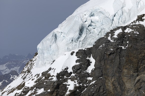 Helikopter në Oberaletschletscher vs u rrëzua – media flasin për një person të vdekur