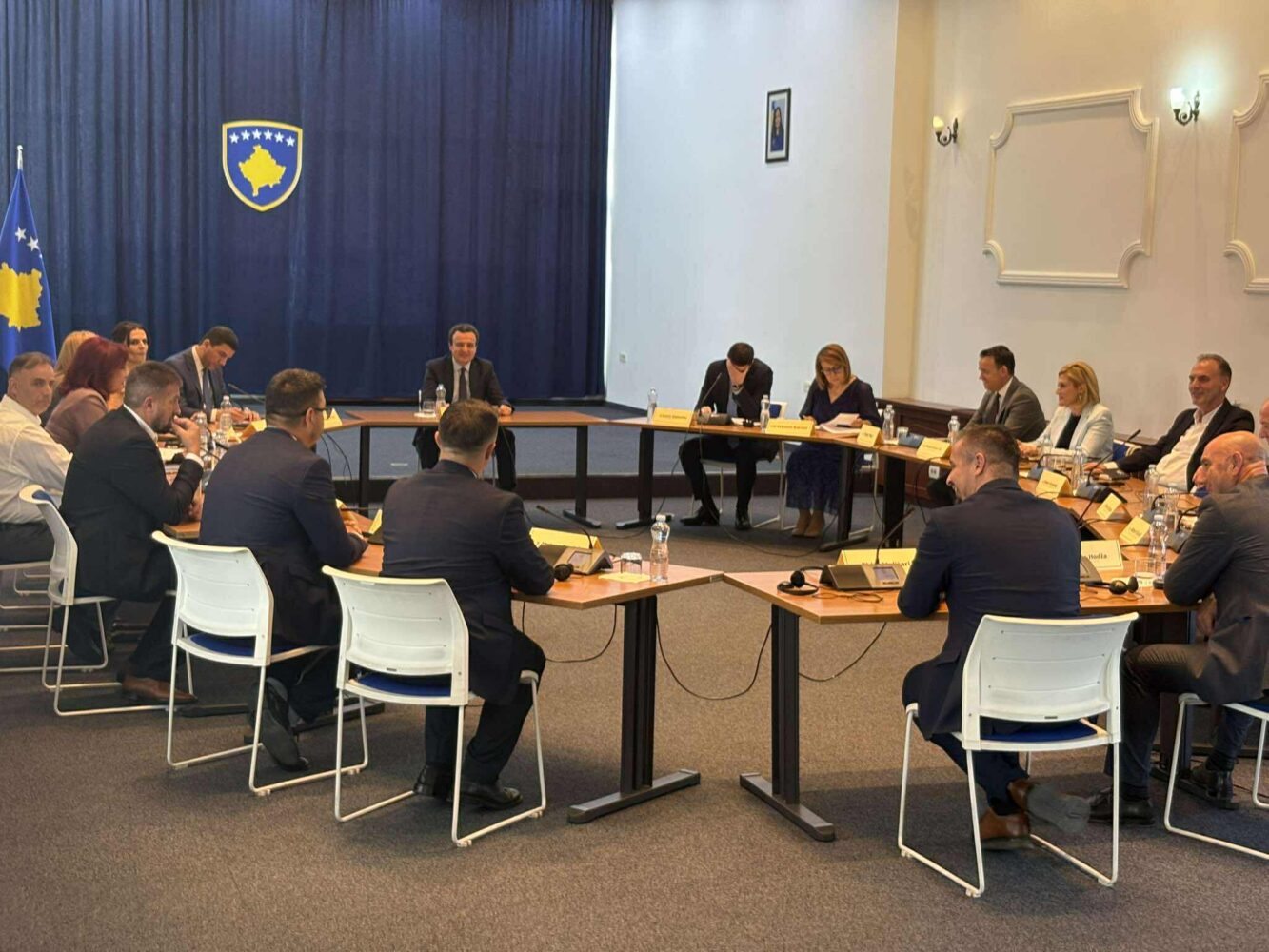 Nis takimi i Kurtit me partitë politike – Krasniqi, Abdixhiku e Limaj marrin pjesë, mungon Haradinaj