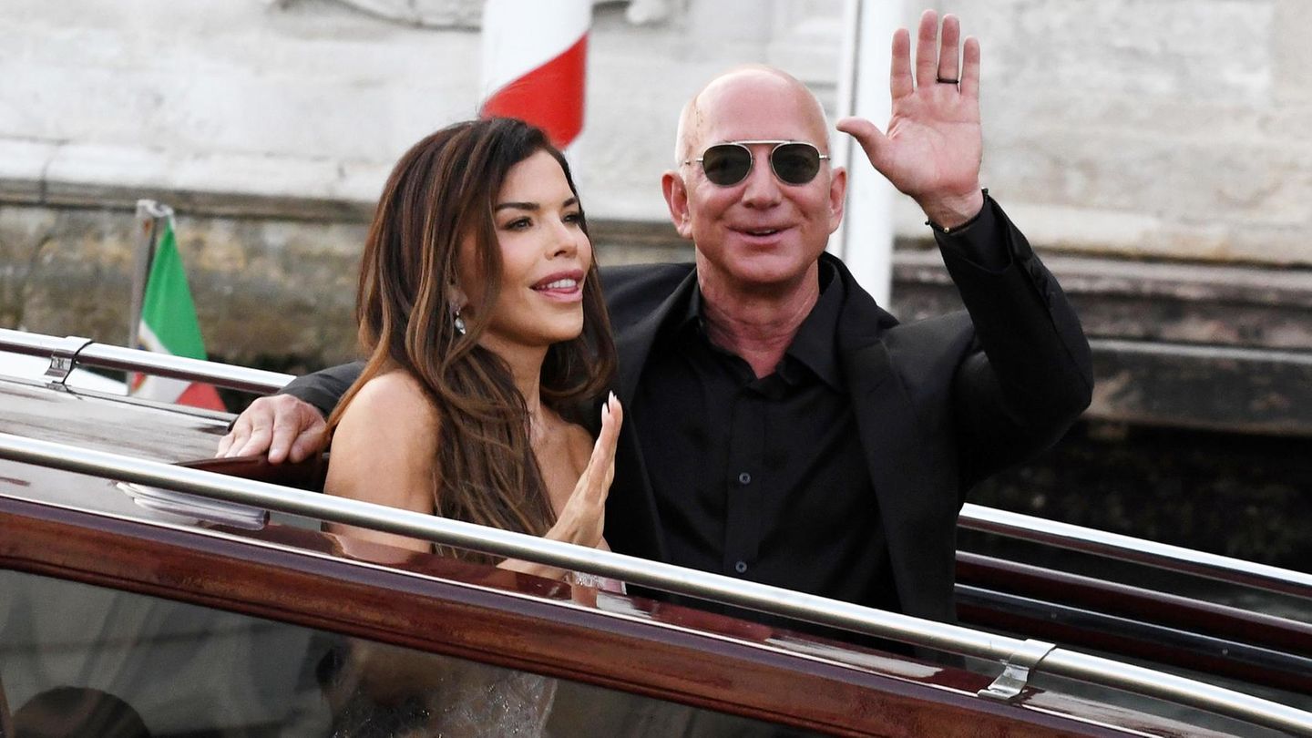 Jeff Bezos + Lauren Sánchez Bezos: Ju tundni dhe buzëqeshni protestat vetëm larg