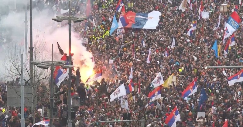 Beograd: 77 persona të ndaluar në protestë, Vuçiq paralajmëron arrestime të reja