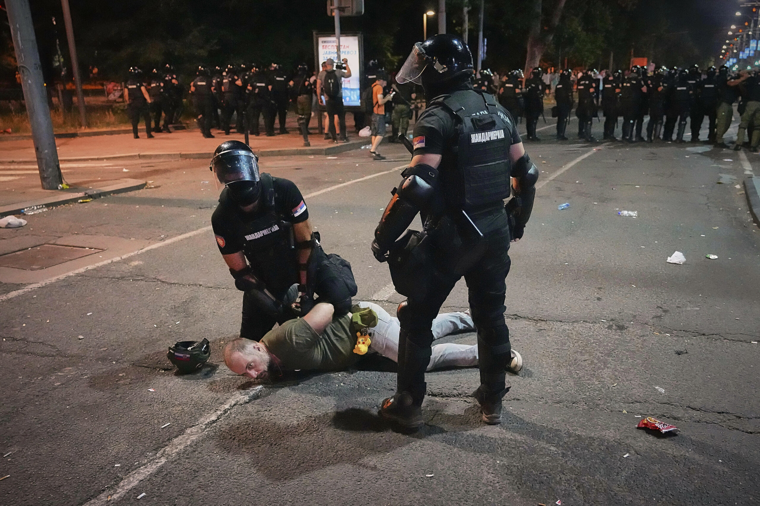 Vazhdojnë tensionet në Beograd, policia heq bllokadat dhe bën arrestime të reja