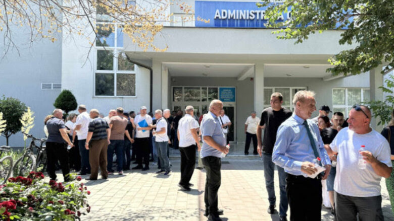 Punëtorët e sigurimit në QKUK protestojnë sërish, paralajmërojnë grevë