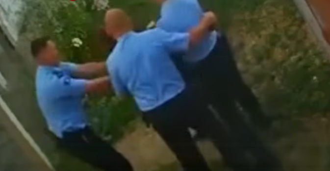 Polici e rrah qytetarin e prangosur në Klinë, dy të tjerë e mbajnë, dalin pamjet