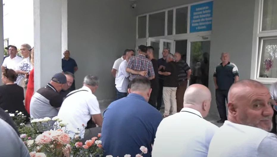 Punëtorët e sigurimit në QKUK, të mbetur pa punë, paralajmërojnë grevë