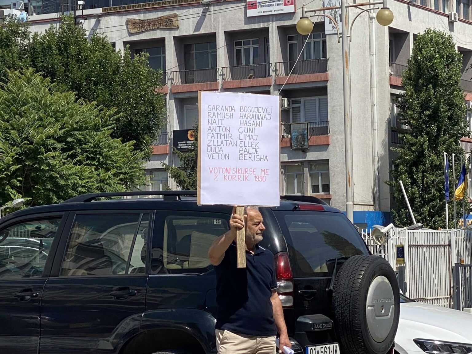 Qytetari proteston para Kuvendit, kërkon nga deputetët të votojnë sikurse më 2 korrik 1990