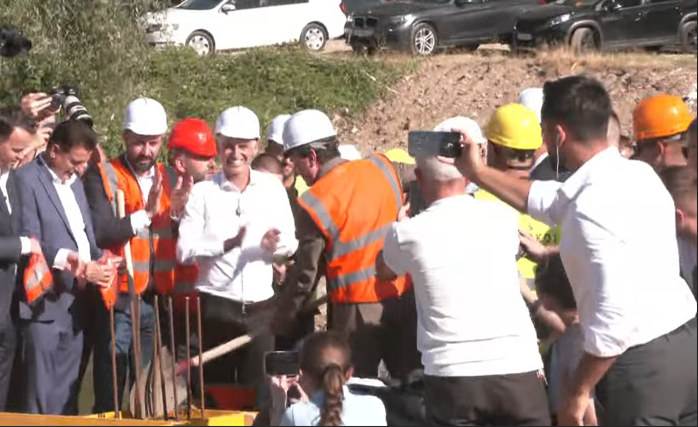 Nis puna për urat e reja mbi Ibër, Kurti, Aliu, Bahtiri e të tjerë e hedhin nga një lopatë cement