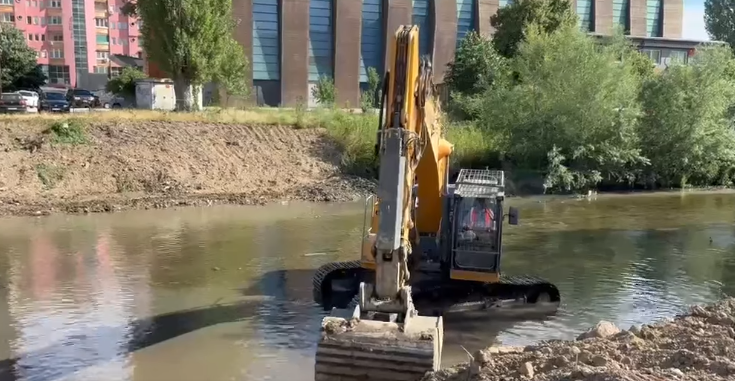 Bagerët futen në Ibër, pamje nga vendi ku pritet të vihen gurthemelet e urave