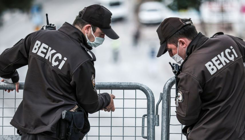 Autoritetet turke në Izmir arrestuan ish-kryebashkiakun dhe 120 anëtarë të opozitës